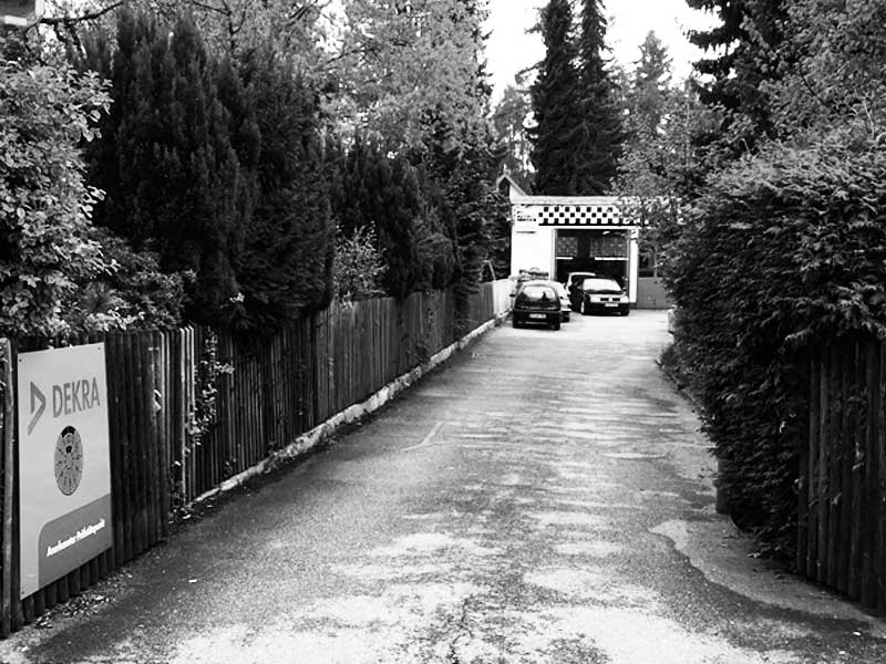 Zufahrt zu PT AUTO SERVICE, Blick von der Straße aus