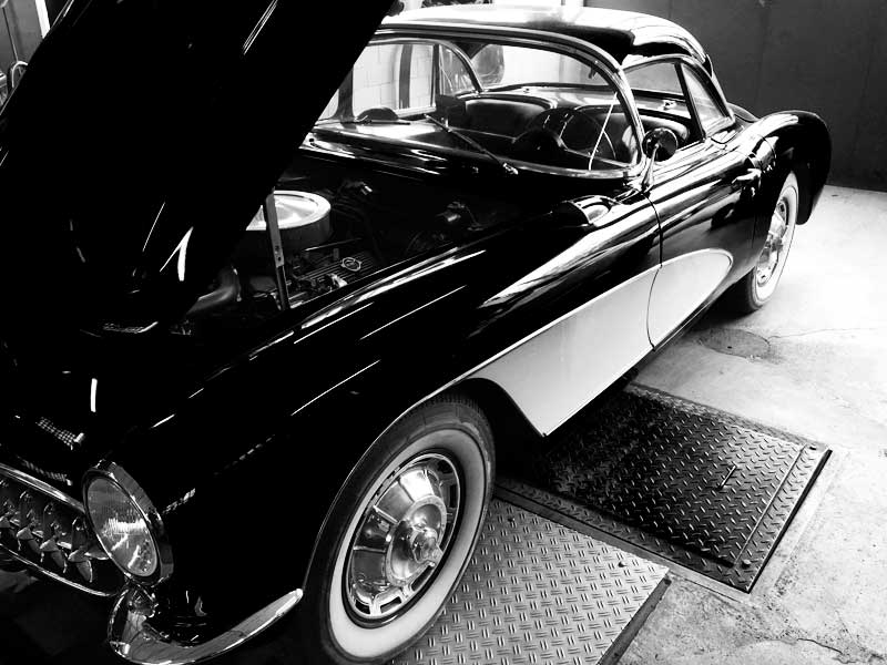 Oldtimer steht in der Werkstatt