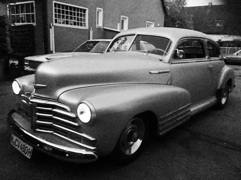 Hof vor der Werkstatt mit Oldtimer